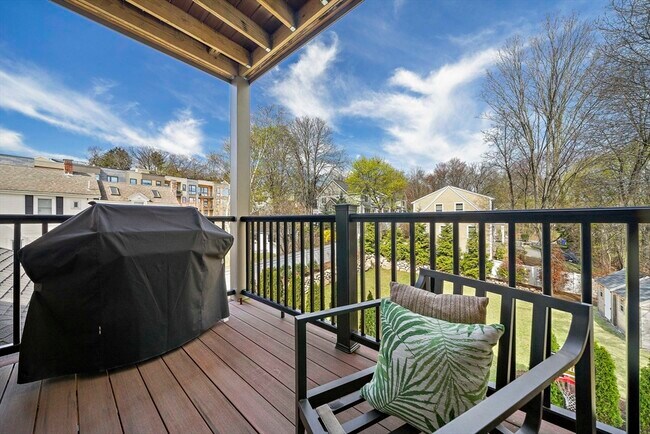 Building Photo - 144 Linden St