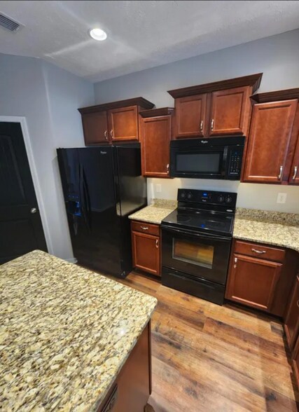 Building Photo - 826 Lower Park Pl