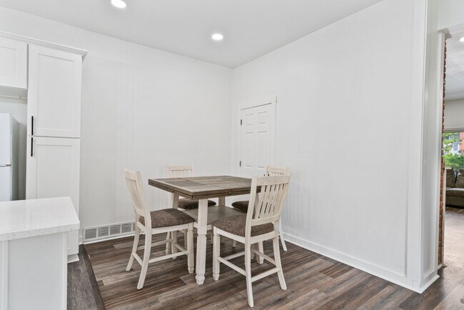 Building Photo - 721 Boggs Ave