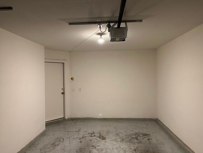 Building Photo - 3 Bedroom Townhouse!! in Gated Community!!...