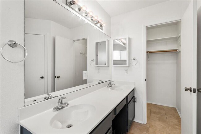 Building Photo - 6105 Back Bay Ln