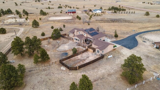 Building Photo - Country Living on 13.5 Acres