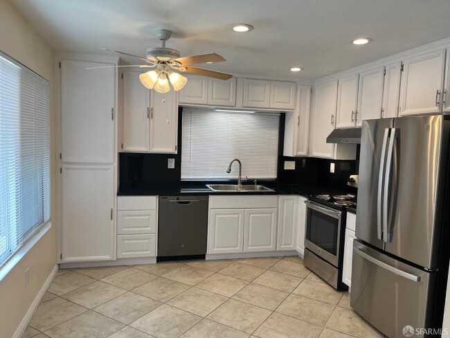 Building Photo - 1713 Crater Peak Way