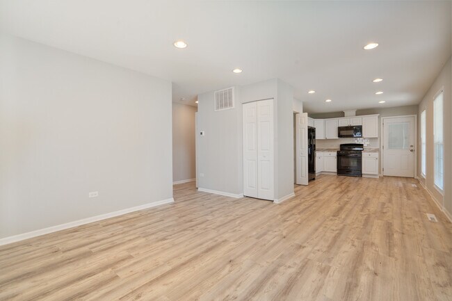 Building Photo - 6 E Briarwood Dr