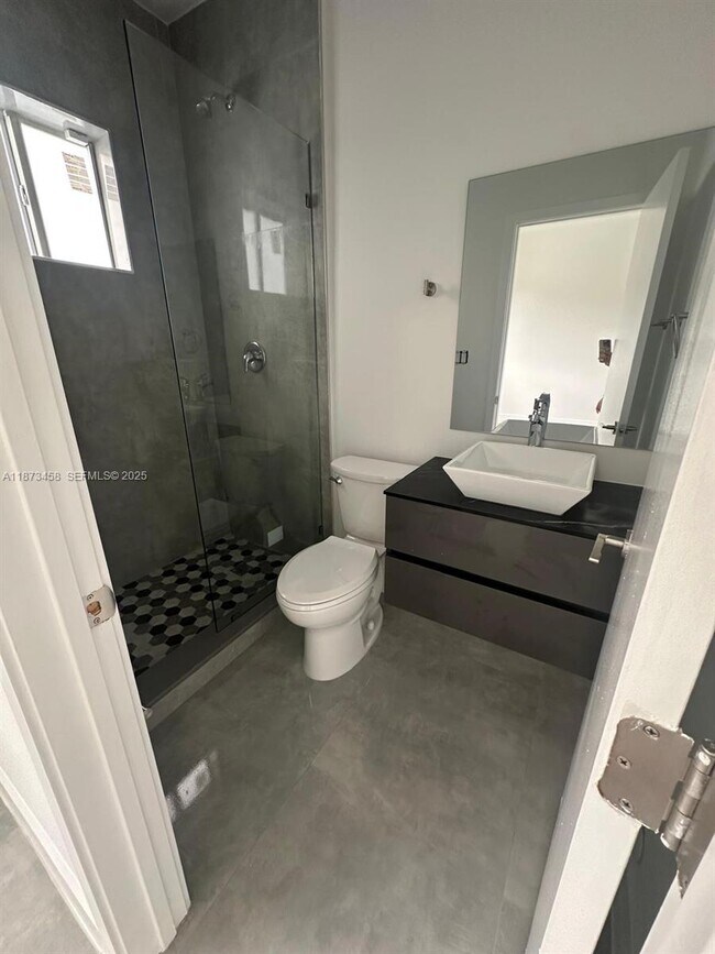 Building Photo - 723 NW 19th Ave