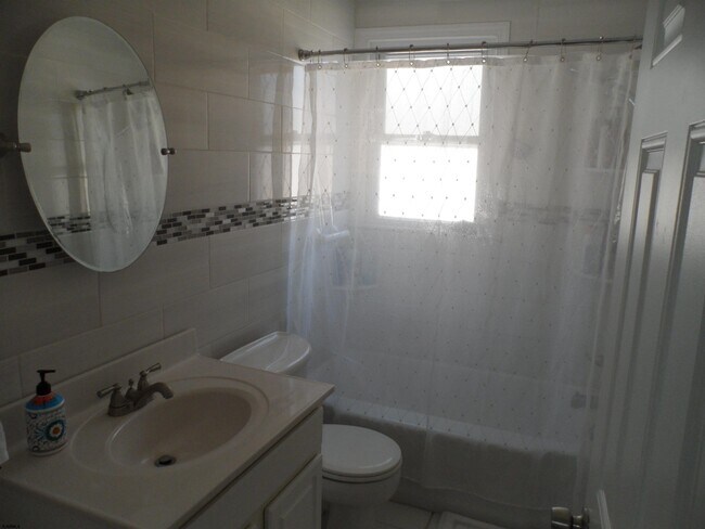 Building Photo - 205 N Essex Ave