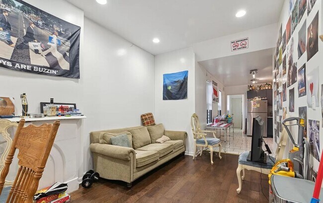 Building Photo - Stunning 6-Bedroom Townhome Near Temple University! Available August 2026!