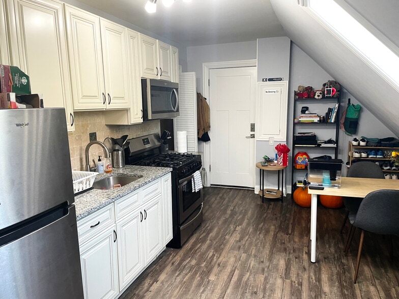 Building Photo - 2824 N Ridgeway Ave