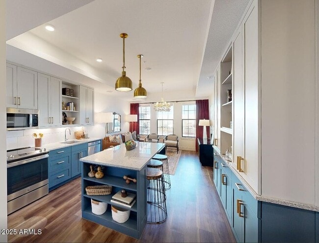 Building Photo - 98 S River Dr