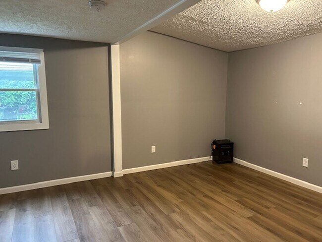 Building Photo - 3 Bedroom, 2 Bath Ranch Home w/Central Air