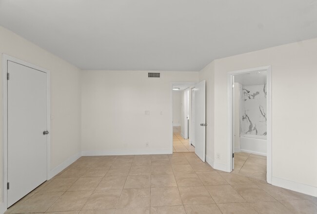 Building Photo - 215 Lake Pointe Dr