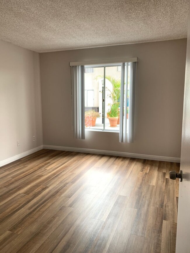 Building Photo - 2 Bedroom 2 Bath Condo with Pool and Hot T...