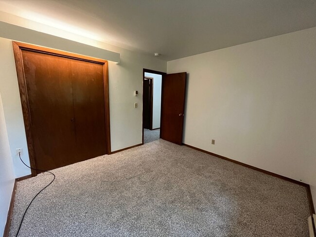 Building Photo - Lakeside 5 Bedroom 3 Bath Home Available N...