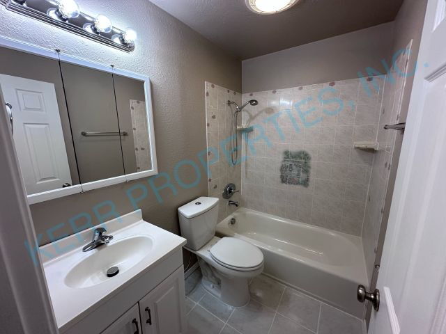 Building Photo - Charming 2-Bedroom Condo Oasis in Gresham ...