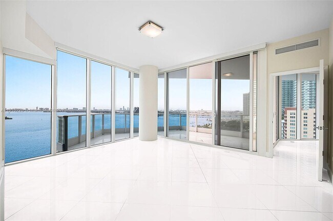 Building Photo - 2020 N Bayshore Dr