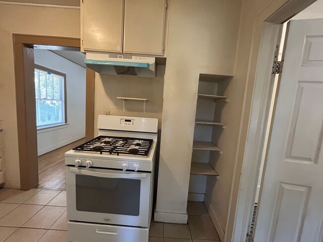 Building Photo - 3 bed, 1 bath, backyard