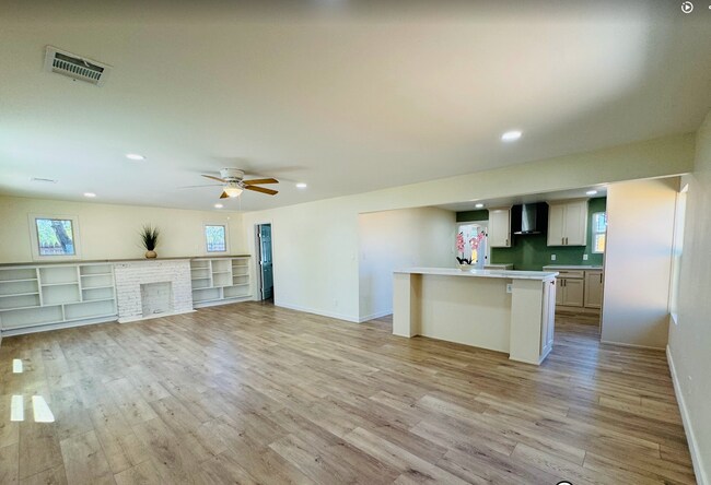Open concept living room, dining and kitchen - 807 N Lincoln St