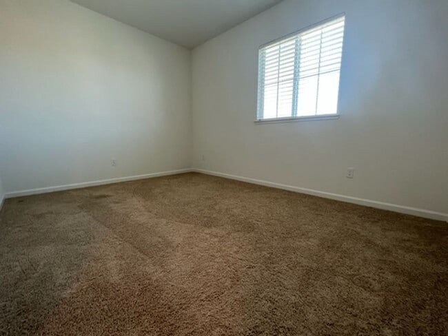 Building Photo - 616 Pipa Ln
