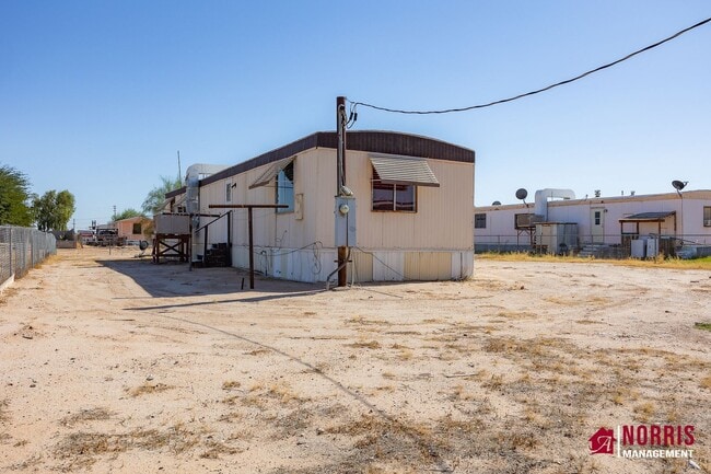 Building Photo - Manufactured home with NO HOA and Plenty o...