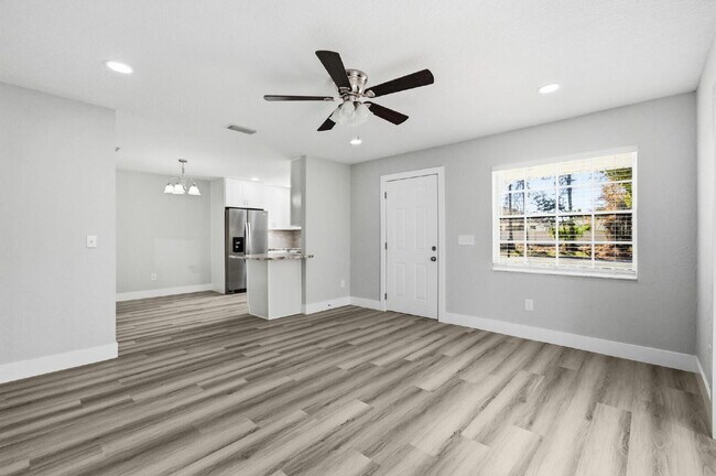 Building Photo - "Chic & Cozy 2-Bed Retreat with Granite Touches in Palm Coast!"