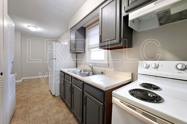 Building Photo - 5116 Valiant Dr