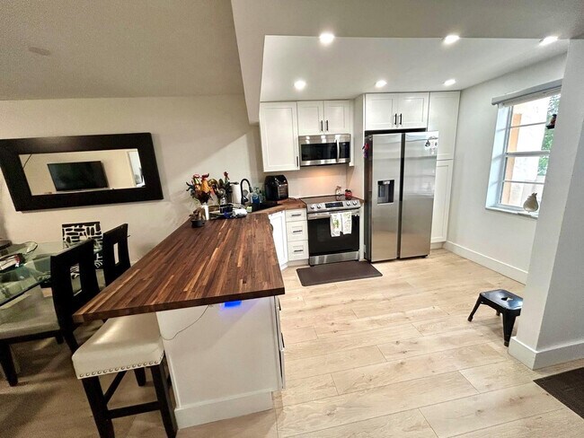 Building Photo - 1050 Country Club Dr