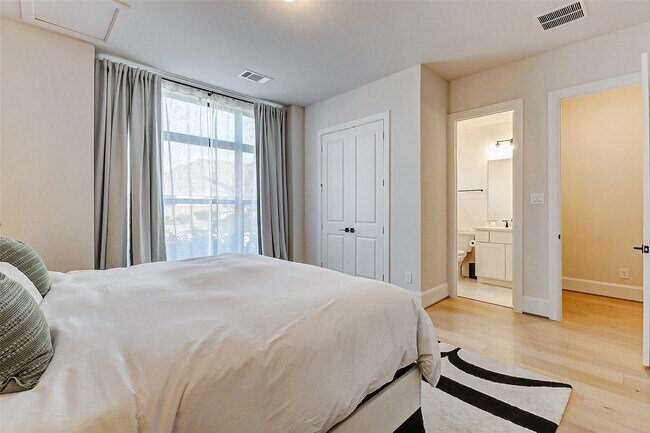 Building Photo - 7606 Redwoods Frst Dr