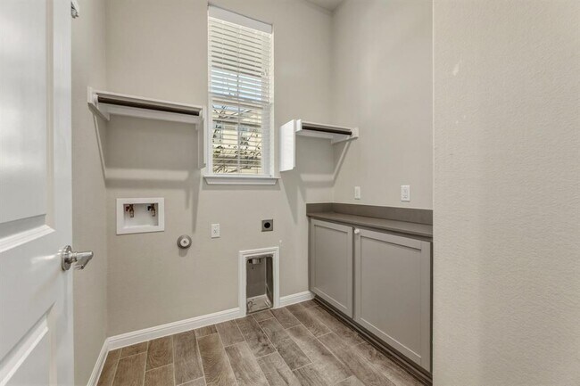 Building Photo - 1015 Vista View Dr