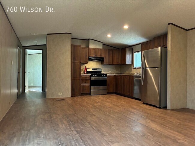 Building Photo - 760 Wilson Dr