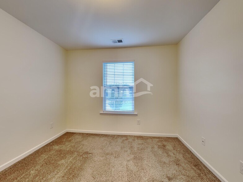 Building Photo - 636 Redbud Ln