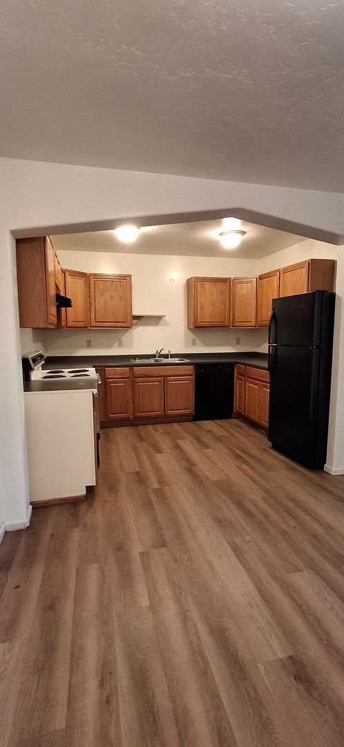 Building Photo - 4 bedroom rental