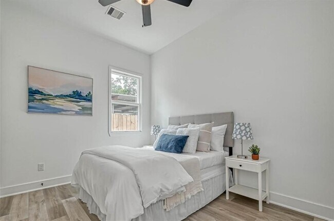 Building Photo - 8405 Schneider St