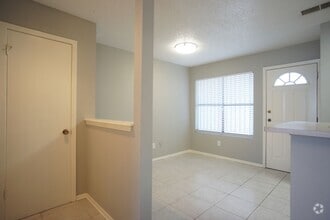 Building Photo - 1/1 In North Austin Minutes from Domain