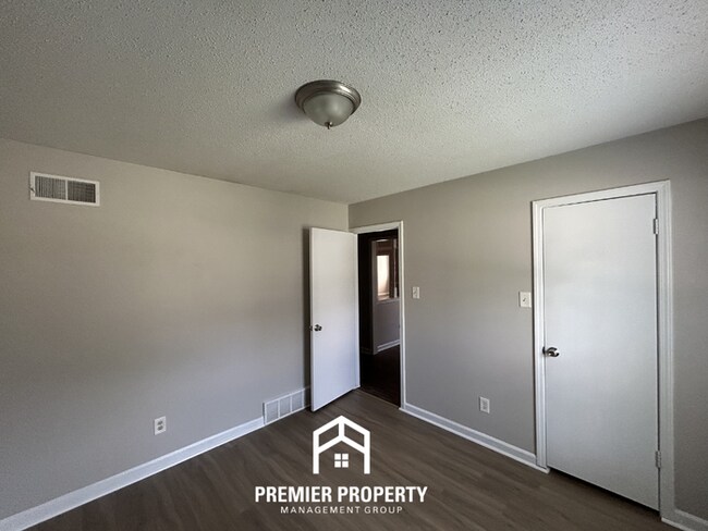 Building Photo - Charming 3 Bedroom Rental on Palgrave Lane - Open Kitchen & Fenced Yard