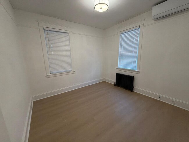 Building Photo - Great Home For RWJMS/Rutgers Students * Walk to New Brunswick/Highland Park Nightlife * All Utili...