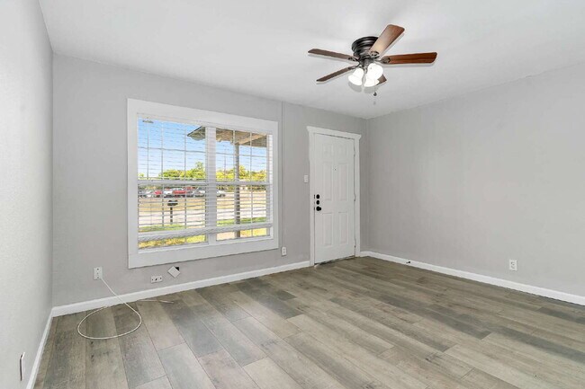 Building Photo - Cozy 2 Bedroom 1 Bath Duplex in Cleburne T...
