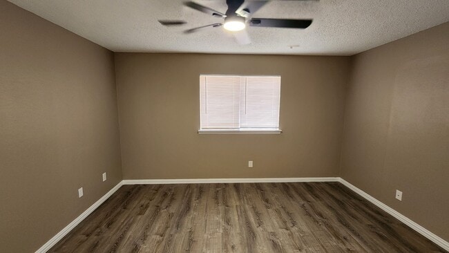 Building Photo - 10735 Parkland Woods Dr