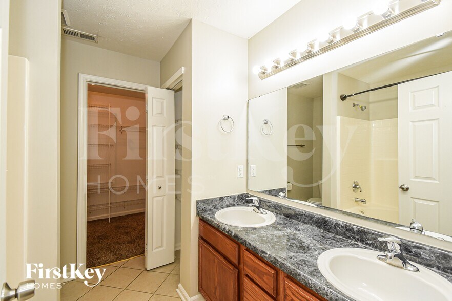 Building Photo - 7044 N Mesquite Ct