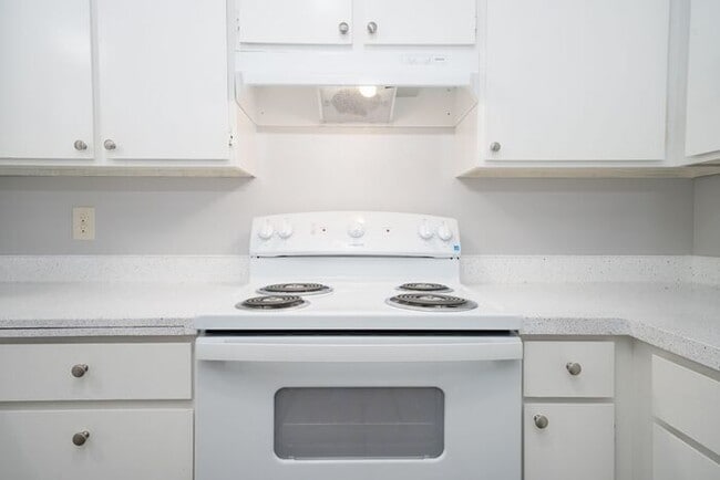 Building Photo - Remodeled 2 bedroom! $1000 VISA GIFTCARD AT MOVE IN, JUST IN TIME FOR THE HOLIDAYS!