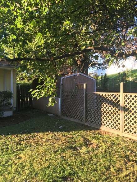 Side entry & Shed - 463 Lawnview Cir