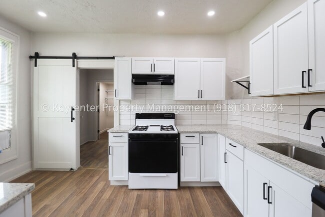 Building Photo - N Rosedale Ave Triplex