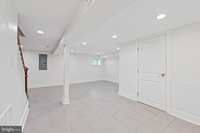 Building Photo - 1110 Orren St NE