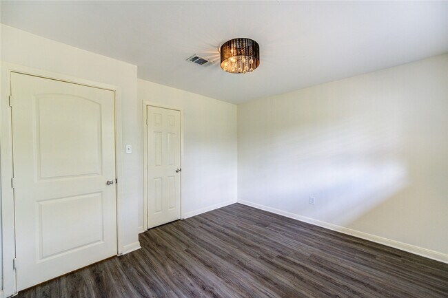 Building Photo - 9811 Shadydale Ln