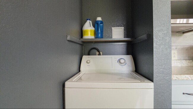 Building Photo - 420 Fall Creek Dr