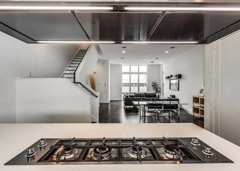 Building Photo - 5866 E Post Oak Ln
