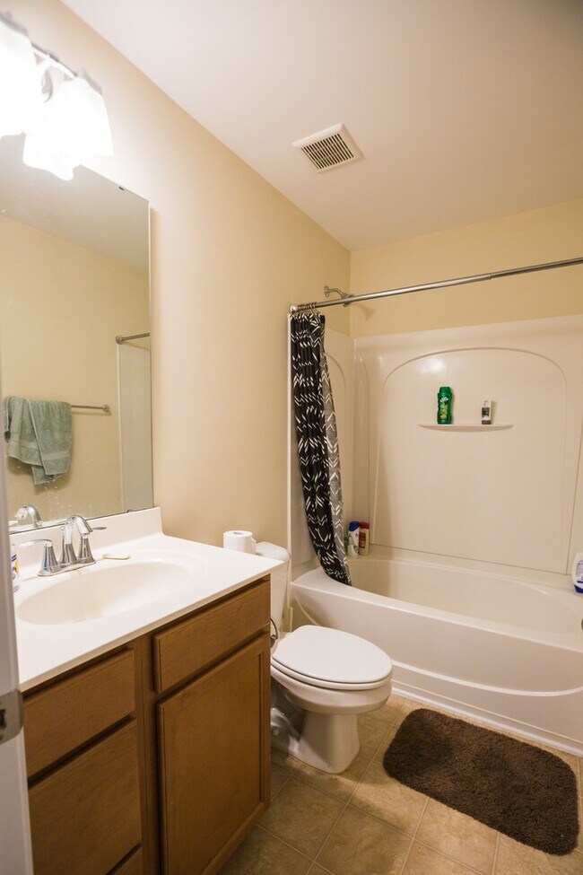 Building Photo - 3 bedroom townhome just minutes from Duke!! Located in the popular Thompson Ridge Community!