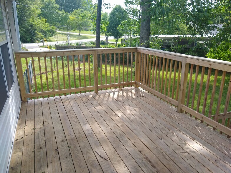 Deck - 967 may Apple dr