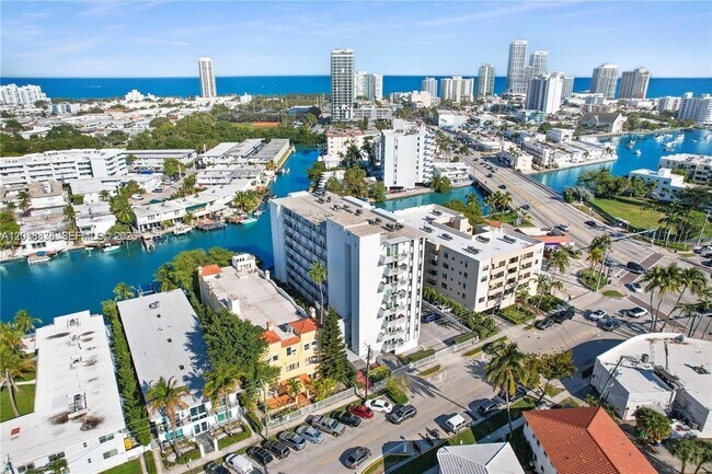 Building Photo - 7133 Bay Dr