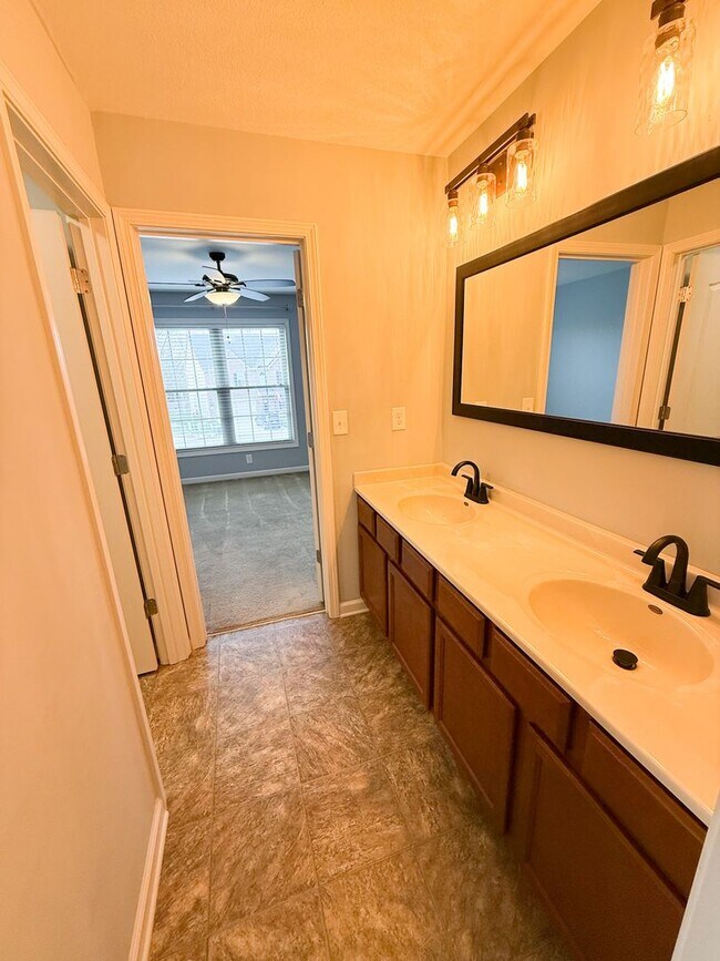 Building Photo - Stunning 5 bedroom 3.5 bath home in the highly desirable Rocky Hill area