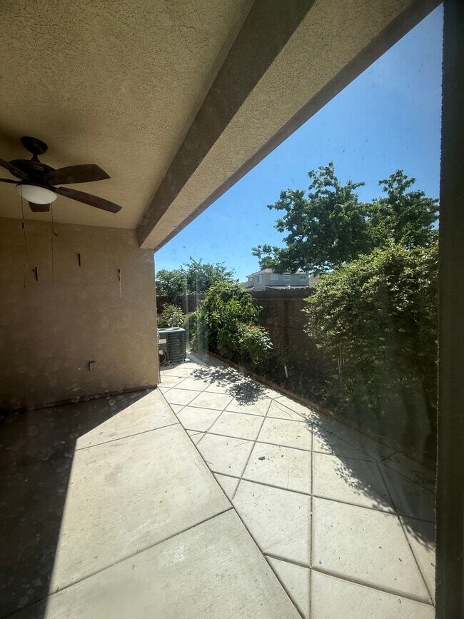 Building Photo - Beautiful 2 Bed / 2 Bath Home in 55+ Gated Community – Move-In Ready!